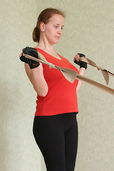 ► Упражнение «Тяга жгута на бицепс» для тренировки рук в домашних условиях