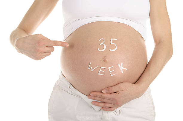 ► Что происходит  на 35 неделе беременности с малышом и мамой? Представляем ощущения беременной в 35 недель от зачатия, вес и рост плода!