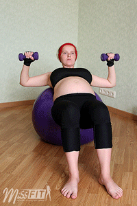 ► Упражнение «Жим гантелей на мяче» на мышцы груди в домашних условиях для женщин