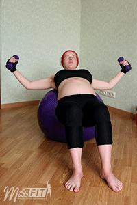 ► Упражнение «Разводка гантелей на мяче» на мышцы груди в домашних условиях для женщин