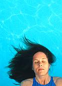 ► Как ухаживать за волосами, чтобы защитить их от хлорированной воды в бассейне