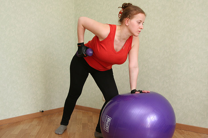 ► Упражнение «Тяга гантели одной рукой» для тренировки спины в домашних условиях