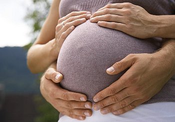 ► Как понять, шевелится ли ребенок в животе? Рассказываем, когда малыш начинает шевелится в утробе матери при первой беременности!