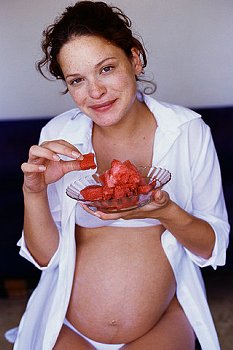 ► Можно ли беременным кушать арбуз на разных сроках беременности?