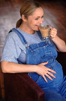 ► Можно ли беременным пить натуральный или растворимый кофе, а кофе с молоком, без кофеина или 3 в 1?