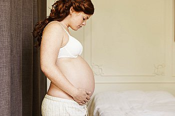 ► Признаки и симптомы подтекания околоплодных вод у беременных
