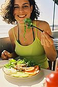 «Греческая диета» занимает первое место в рейтинге полезности