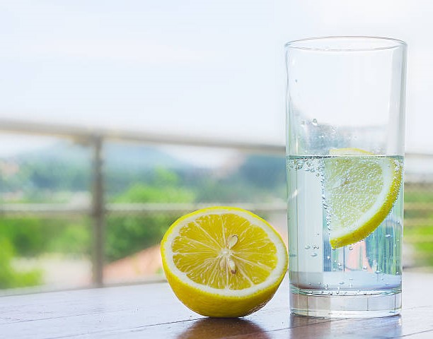► Лимонная вода для похудения: помогает или нет?