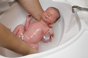 ► Когда и как можно купать новорожденного ребенка