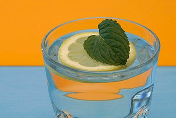 ► Вода с лимоном и медом для похудения