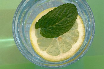 ► Вода с лимоном натощак, польза